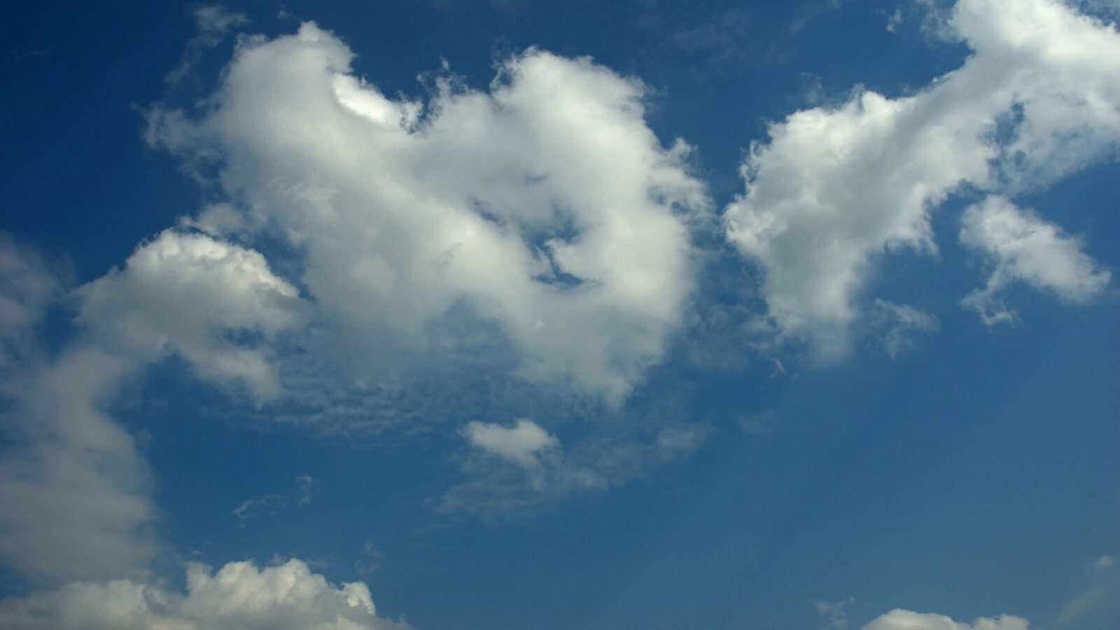Céu azul com nuvens brancas em dia ensolarado