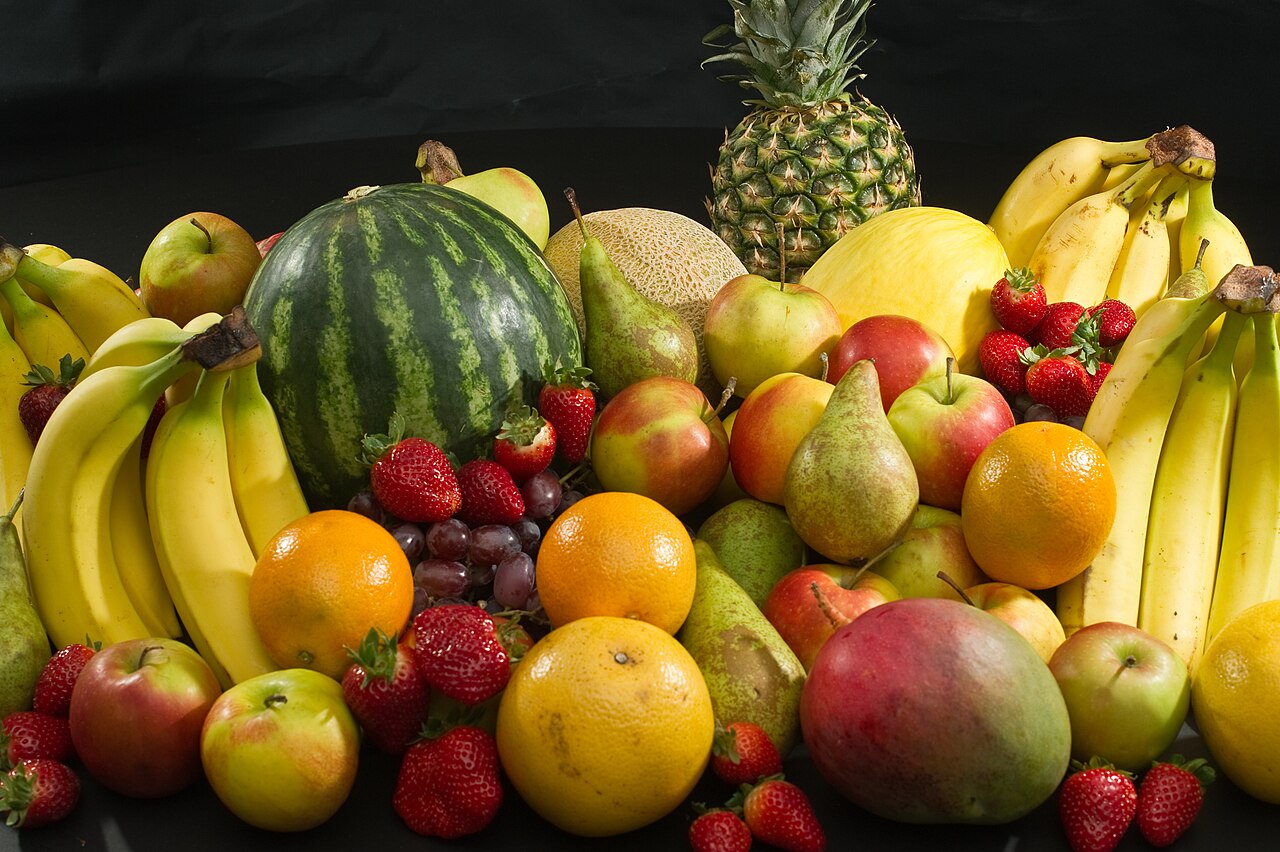 Variedade de frutas frescas vista de frente