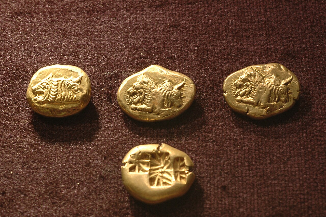 Moedas gregas antigas em exposição em museu